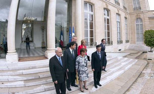 Le dernier conseil des ministres de l'ère Nicolas Sarkozy s'est tenu mercredi à l'Elysée, un moment chargé de "beaucoup d'émotion" pour le gouvernement de François Fillon, qui démissionnera jeudi.