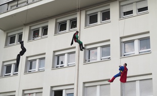 Des super-héros rendent visite aux petits patients du CHU de Nantes