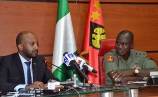 Le général Tukur Yusuf Buratai (g), chef d'état-major des armées nigérianes et Netsanet Belay (g), directeur d'Amnesty International pour la recherche et le plaidoyer en Afrique, au siège de l'armée à Abuja le 18 février 2016