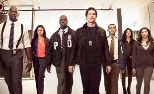 Terry Crews, Melissa Fumero, Andre Braugher, Andy Samberg, Stephanie Beatriz, Joe Lo Truglio, Stephanie Beatriz et Chelsea Peretti, au casting de Brooklyn Nine Nine.