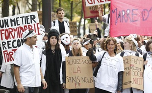 Les sages-femmes en grève manifestent à Paris, le 7 novembre 2013.