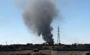 Image tirée d'une vidéo de l'AFP montrant de la fumée s'échapper de Ramadi (Irak) suite à un bombardement des forces de coalition contre les positions du groupe Etat islamique le 22 janvier 2015