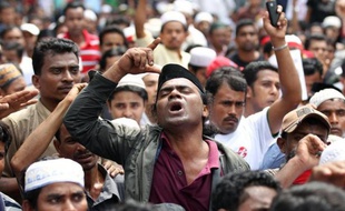 Les uns vivent dans des camps de réfugiés, sans statut, les autres se réfugient dans des monastères et réclament protection. Mais si musulmans et bouddhistes de l'Etat Rakhine, dans l'ouest de la Birmanie, partagent bien une chose, c'est leur refus de revivre ensemble.