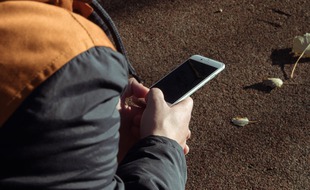 Une personne avec un téléphone portable (illustration).