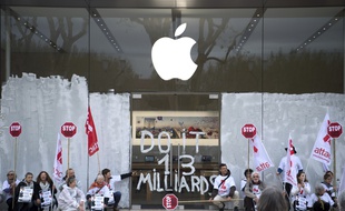 Des militants d'Attac ont repeint la façade de l'Apple Store d'Aix-en-Provence pour dénoncer l'évasion fiscale, le 1r avril 2017.