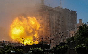 Une frappe de l'armée israélienne touche un bâtiment à Gaza le 13 mai 2021