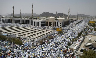 Pèlerinage à la mosquée Namira, sur le mont Arafat au sud-est de La Mecque en Arabie Saoudite le 23 septembre 2015