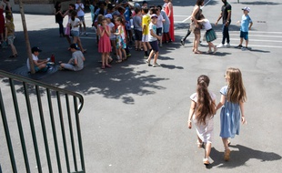 Les enfants cherchent l'ombre dans les cours de récréation.