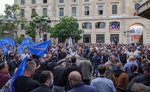 Des policiers rassemblés devant la préfecture de police.