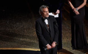 Le comédien Joaquin Phoenix recevant son Oscar du Meilleur acteur en 2020 pour son rôle dans «Joker»