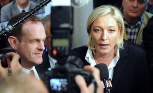 La vice-présidente du Front national, Marine Le Pen, a estimé mardi que Nicolas Sarkozy était allé "exactement à l'inverse de ce qu'attendaient ses électeurs" pendant sa première année de mandat.