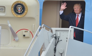 Le président des Etats-Unis Donald Trump à bord de l'Air Force One au Palm Beach International Airport