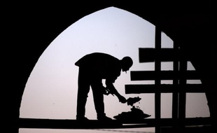 Pour montrer qu'elle n'est pas là que pour combattre mais aussi pour "gagner la paix", l'armée française finance à Gao la reconstruction du grand marché couvert, qui a brûlé le 21 février lors des combats avec des infiltrés jihadistes.
