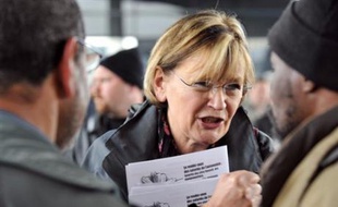 Le PCF a fustigé dans un communiqué, un "scandale" et un "pseudo-volontariat", "comme si les retraités qui vivent aujourd'hui si nombreux sous le seuil de pauvreté (...) pouvaient avoir le choix".