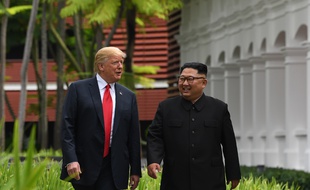 Donald Trump et Kim Jong-un font quelques pas pendant leur sommet à Singapour, le 12 juin 2018.