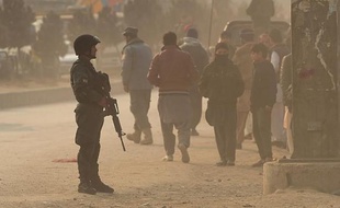 Un policier afghan bloque, le 5 janvier 2015 les environs de la mission européenne de police en Afghanistan (Eupol) à Kaboul après un attentat