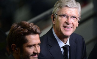 Bixente Lizarazu et Arsène Wenger lors d'un match contre le Japon, le 12 octobre 2012.