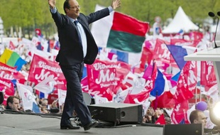 François Hollande a réussi dimanche sa démonstration de force, à une semaine pile du premier tour, en réunissant sur l'esplanade du château de Vincennes, à Paris, des dizaines de milliers de ses soutiens, auxquels il a lancé: "Rien ne nous arrêtera".