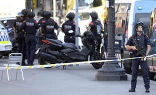 Les forces de sécurité et les services de secours sont présents place de la Catalogne, à Barcelone, où une fourgonnette a percuté la foule le 17 août 2017.