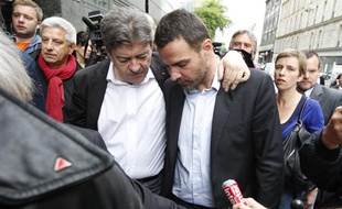 L'ancien trader Jérôme Kerviel, soutenu par Jean-Luc Mélenchon et Clémentine Autain, sort du conseil des prudhommes le 4 juillet 2013, à Paris.