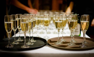 Illustration de coupes de champagne.