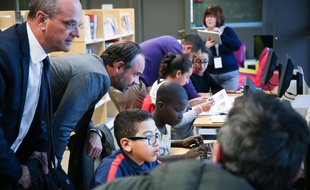 Edouard Philippe et Jean Michel Blanquer participent à une séquence de "Devoirs faits» au collège Jean Perrin à Nanterre.