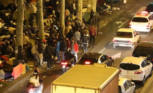 Boulevard La Chapelle, sous le métro aérien, plusieurs centaines de réfugiés vivent dans des conditions déplorables.