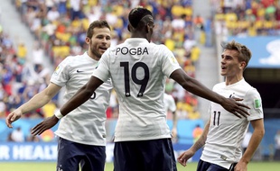 Paul Pogba fête son but avec Yohan Cabaye et Antoine Griezmann, le 30 juin 2014