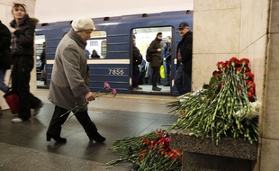 Dans le métro aussi, les passagers déposent des fleurs pour rendre hommage aux victimes de l'attentat dans le métro de Saint-Pétersbourg qui a fait 14 morts lundi 3 avril 2017.