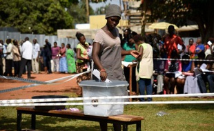 Une Ougandaise dépose son bulletin dans l'urne le 18 février 2016 à Mukono
