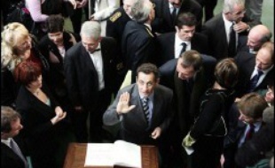 Nicolas Sarkozy, qui devrait annoncer la semaine prochaine sa candidature en vue de 2007, cherche à redonner du souffle au processus de désignation du candidat UMP, en invitant d'autres personnalités de son camp à entrer dans cette compétition interne.