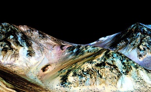 Ces traces sombres sur Mars sont des écoulements saisonniers d'eau salée, selon la Nasa.