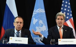 Le chef de la diplomatie américaine John Kerry (d) et son homologue russe Sergueï Lavrov, le 11 février 2016 à Munich
