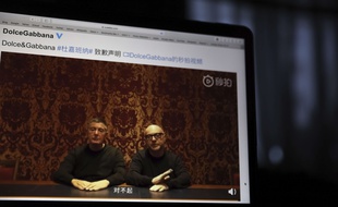 Stefano Gabbana et Domenico Dolce, les deux cofondateurs de Dolce & Gabbana, ont fait publier sur le réseau social chinois Weibo une courte vidéo d'excuses après avoir été accusés de racisme.