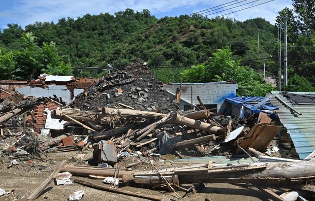 A Pékin, les pluies ont enfin cessé laissant derrières elles les débris et le chaos. Un glissement de terrain a détruit plusieurs maisons dans la région pékinoise. Si la capitale chinoise a levé l’alerte météorologique ce mardi, les habitants doivent rester vigilants.