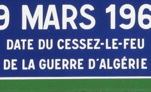 Une stèle commémorant la fin des combats en Algérie le 19 mars 1962 a été profanée à Grigny (Essonne) dans la nuit de vendredi à samedi, la plaque étant brisée et les mots "Allah Akbar" écrits sur la stèle, a-t-on appris dimanche de sources concordantes.