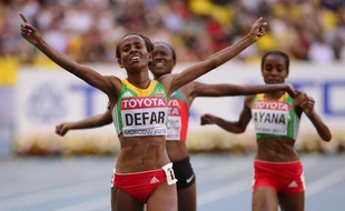 L'Ethiopienne Meseret Defar remporté le 5000 m des Mondiaux-2013 d'athlétisme, son 2e or sur la distance après le sacre de 2007 à Osaka, en 14 min 50 sec 19/100e, devant la Kenyane Mercy Cherono (14:51.22) et une autre Ethiopienne, Almaz Ayana (14:51.33), samedi soir à Moscou.