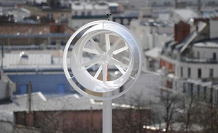 Une éolienne urbaine rue Piat à Paris. La ville de Paris et la mairie du 20ème expérimentent des éoliennes urbaines sur le belvédère de la Maison de l’air.
