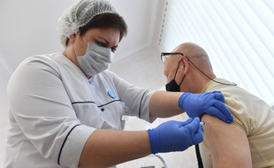Les Russes sont parmi les plus sceptiques face au vaccin contre le Covid-19. Sur cette photo, un homme se fait vacciner contre le coronavirus à Moscou le 28 décembre 2020.