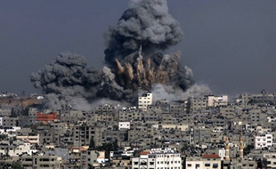 Une explosion dans la Bande de Gaza après un bombardement israélien, le 29 juillet 2014.