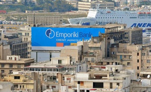 Publicité pour la banque Emporiki, filiale du crédit Agricole, à Athènes le 31 décembre 2010.