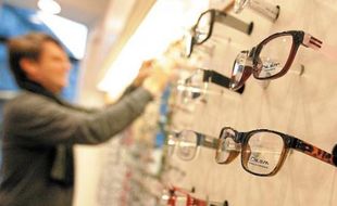 Illustration: des lunettes chez un opticien.