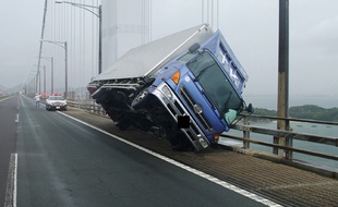 Un camion renversé par le vent sur le pont de Seto-Ohashi, qui relie les îles japonaises de Honshu et Shikoku, le 4 septembre 2018.