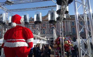 Le marché de Noël sur la place du Capitole de Toulouse, le 8 décembre 2018.