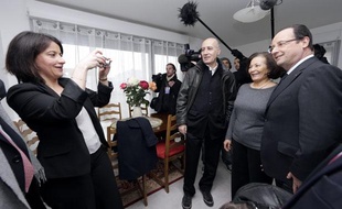 Cécile Duflot prend en photo François Hollande qui visite un immeuble de logements sociaux à Alfortville (Val-de-Marne), le 21 mars 2012.