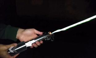 Un fan de Star Wars fabrique un sabre laser hyper réaliste - Le Rewind (video)