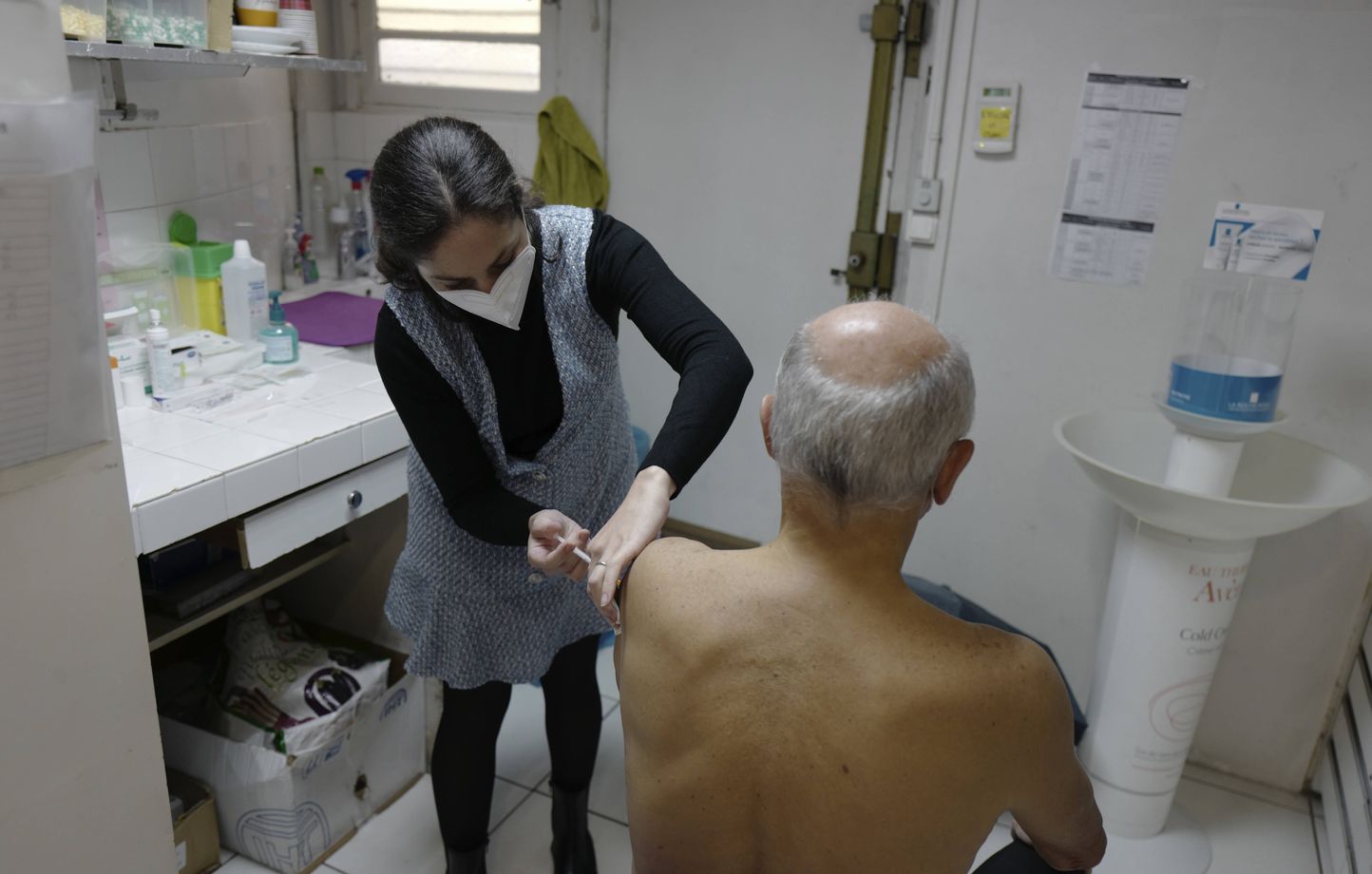 Illustration d'une pharmacienne faisant un rappel à un patient à Paris le 25 octobre 2021.