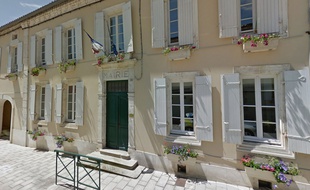 Le secrétaire de mairie a expliqué qu'il était attiré par certaines de ses collègues féminines.