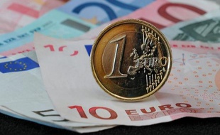 La dette publique de la France a diminué de 14,5 milliards d'euros par rapport à la fin juin, pour s'établir à 1.818,1 milliards d'euros fin septembre, soit 89,9% du Produit intérieur brut (PIB), a annoncé jeudi l'Institut national de la statistique et des études économiques.