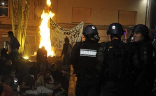 Des gendarmes face à des opposants au barrage de Sivens le 26 octobre 2014 à Gaillac